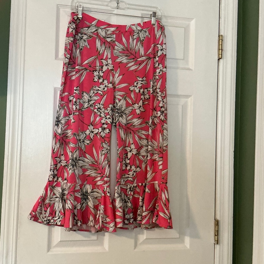 ECI Floral petite XL Capri with ruffle